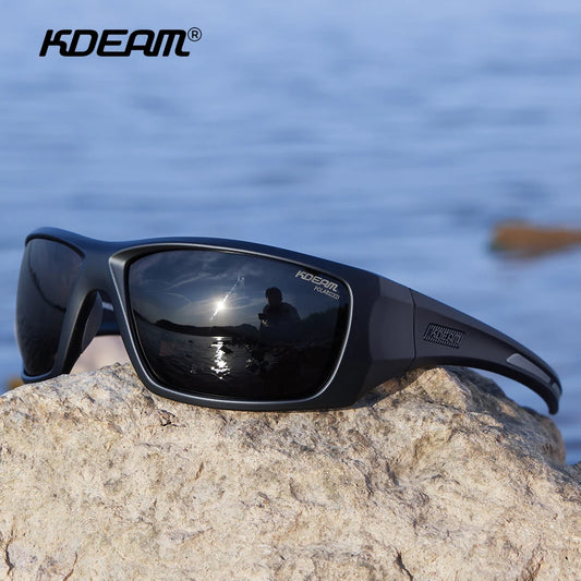 Sport-Sonnenbrille mit schwarzem Rahmen und dunklen, polarisierenden Gläsern