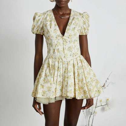 Langes Damen-Patchwork-Kleid mit Rüschen und Falten, Rundhalsausschnitt und langen Ärmeln – ideal für besondere Anlässe.
