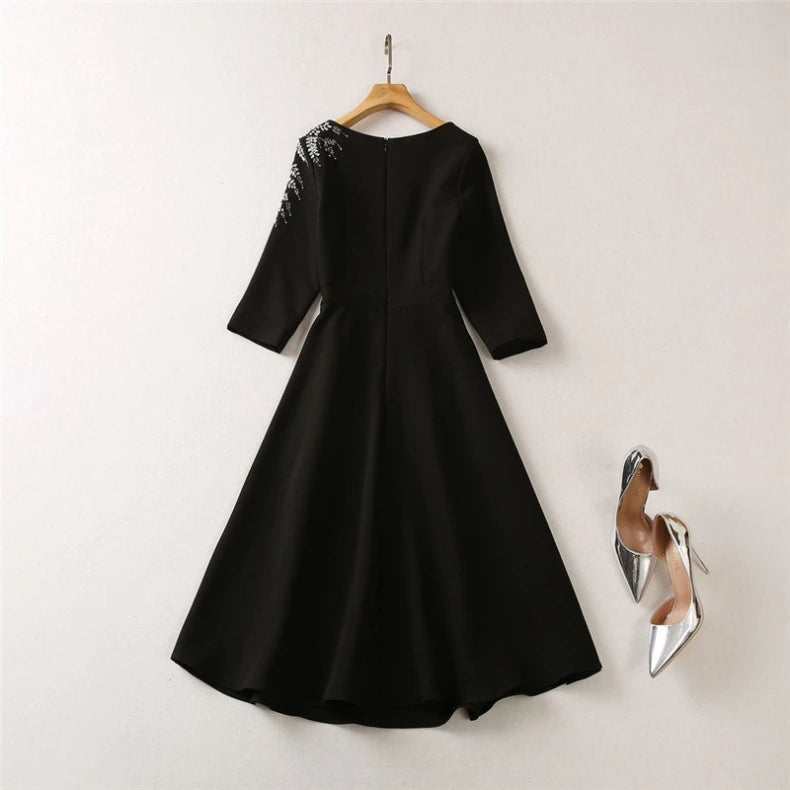 Elegantes Damenkleid mit quadratischem Ausschnitt, halblangen Ärmeln und Pailletten-Patchwork-Design – ideal für besondere Anlässe.