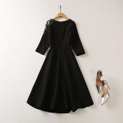 Elegantes Damenkleid mit quadratischem Ausschnitt, halblangen Ärmeln und Pailletten-Patchwork-Design – ideal für besondere Anlässe.
