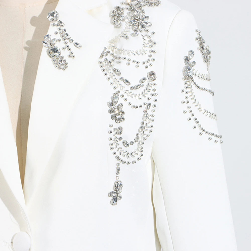 Ärmelloses Damen-Kleid mit V-Ausschnitt und transparenten Einsätzen – elegantes Design mit Falten und Rückenausschnitt.