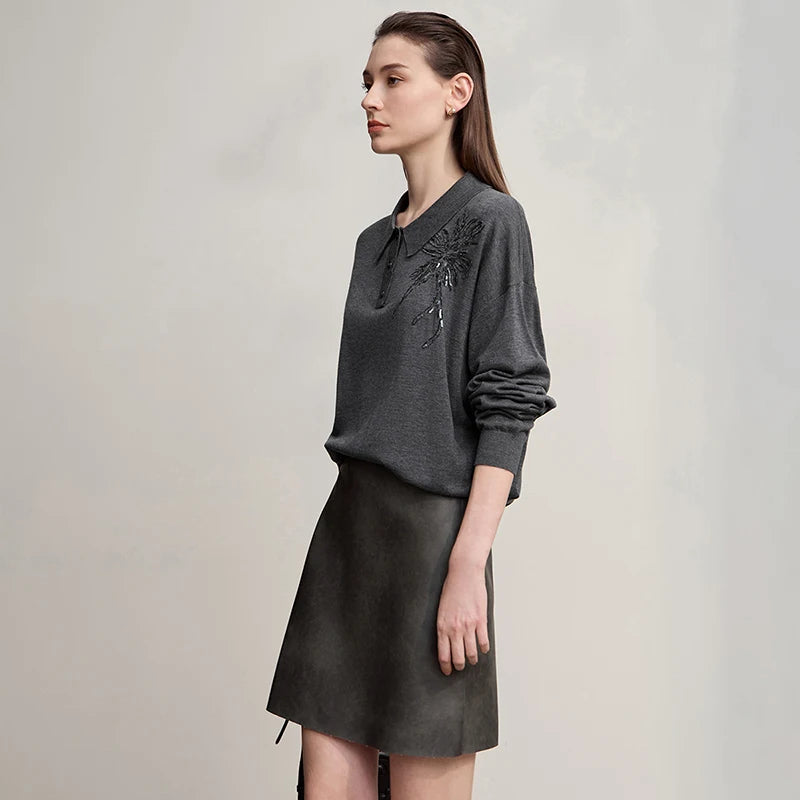 Dunkelgrauer AMII Polo-Pullover mit Knopfleiste und Glitzerblüten-Applikation