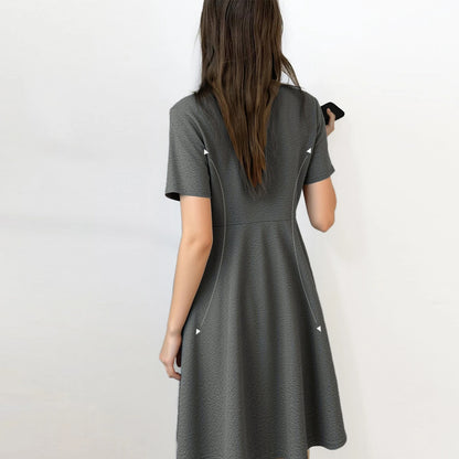 Stilvolles Polokragen Minikleid Für Damen Tailliert Und Bestickt