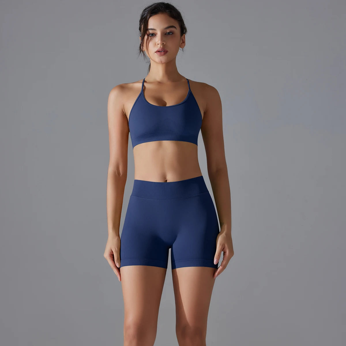 Dunkelblaues Damen-Yoga-Set mit Träger-BH und Shorts, vorderansicht