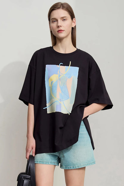 Damen T-Shirt im minimalistischen Design mit unregelmäßigem Schnitt und abstraktem Druck