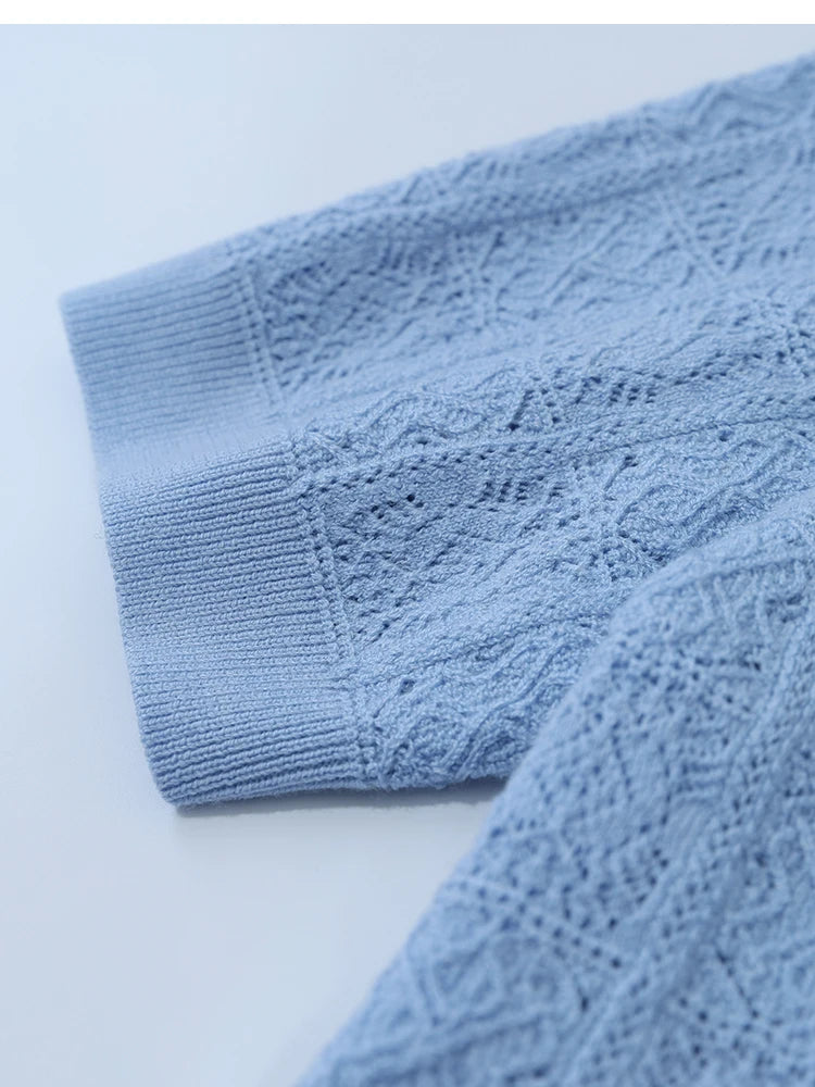 Hellblauer Strickpullover mit geripptem Ärmelabschluss