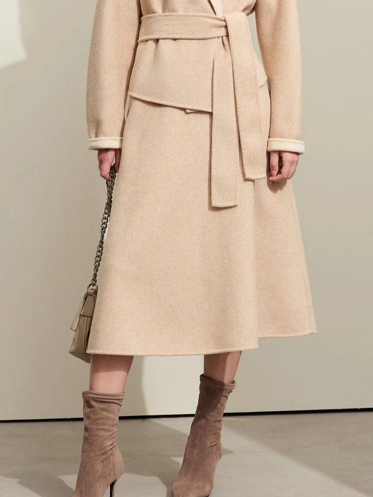Damen-Wintermantel Beige, Gürtel und Taschenklappen vorn, Knielänge mit langen Ärmeln
