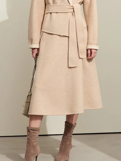 Damen-Wintermantel Beige, Gürtel und Taschenklappen vorn, Knielänge mit langen Ärmeln