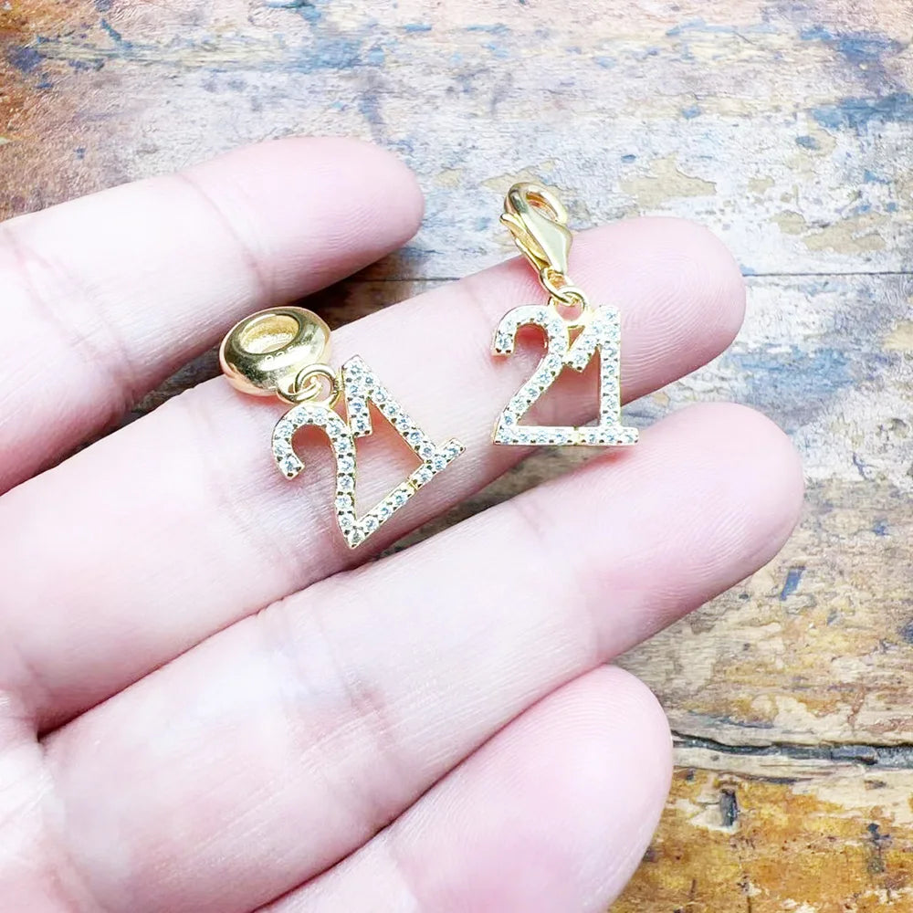 Glückszahl-21 Charm-Anhänger, vergoldet, mit Zirkonia, im Hand gehalten