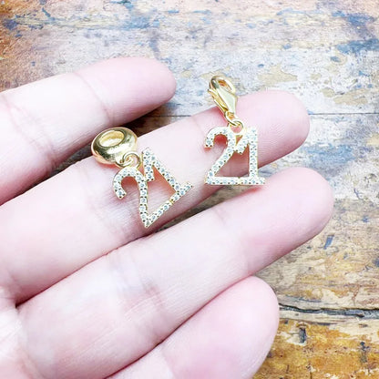 Glückszahl-21 Charm-Anhänger, vergoldet, mit Zirkonia, im Hand gehalten