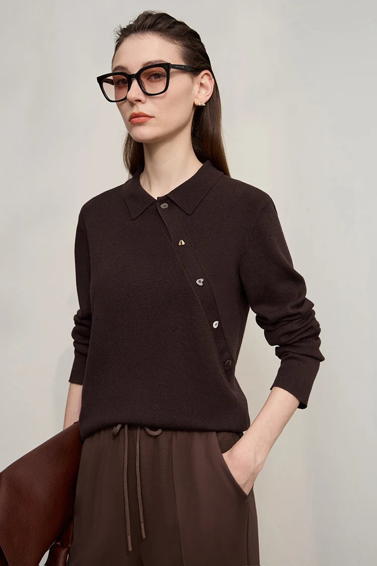 dunkelbrauner Damenpullover mit Polokragen, Knopfleiste und langen Ärmeln