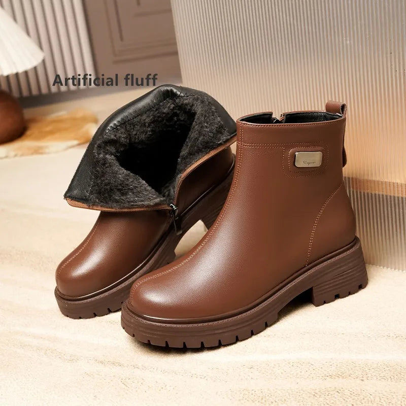 Braune Stiefeletten aus Leder mit schwarzem Wollfutter, seitlichem Riemen und Profilsohle