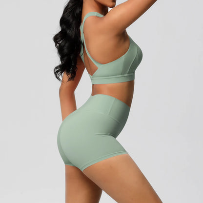 Damen-Sportset in Salbeigrün: Crop-Top mit gekreuzten Rücken-Trägern und Shorts