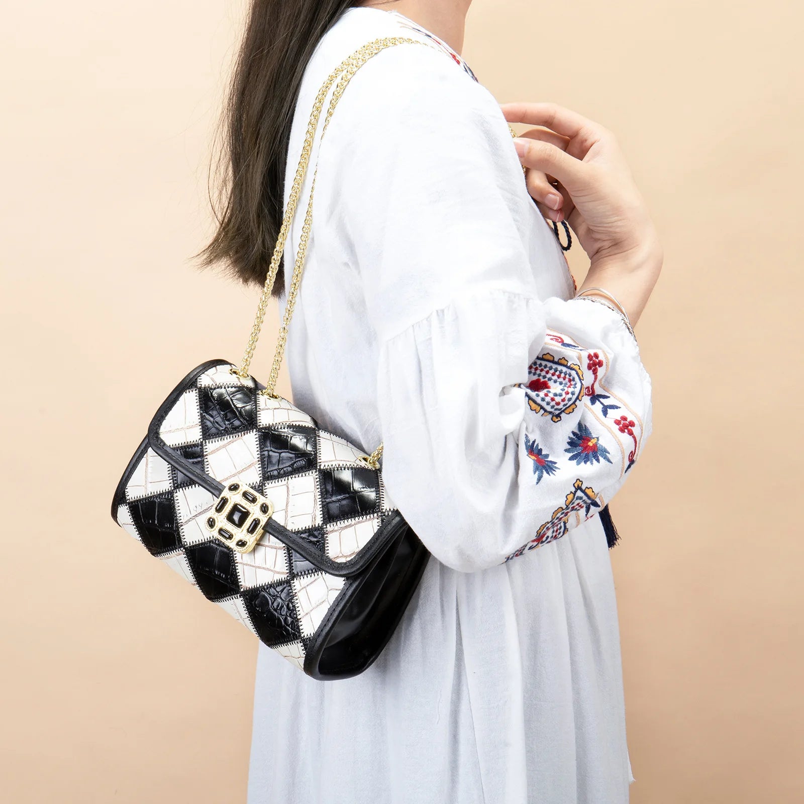 Damen-Schultertasche aus schwarzem Leder, Karomuster-Textur und goldfarbener Verschlussplatte