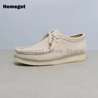 Herren-Sneaker aus Wildleder mit Schnürung, hellbeige, Vorderansicht mit dicker Sohle