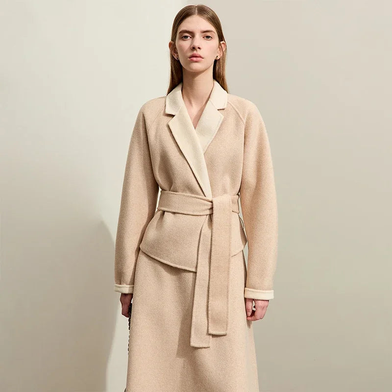 Damen-Wintermantel Beige mit Reverskragen und Bindegürtel, vorne drapiert und elegant