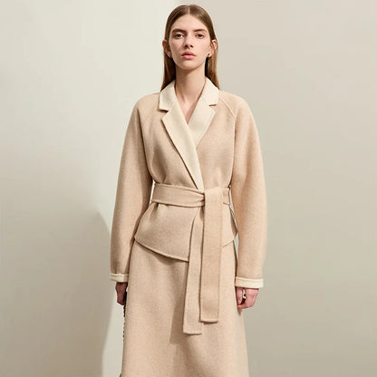 Damen-Wintermantel Beige mit Reverskragen und Bindegürtel, vorne drapiert und elegant
