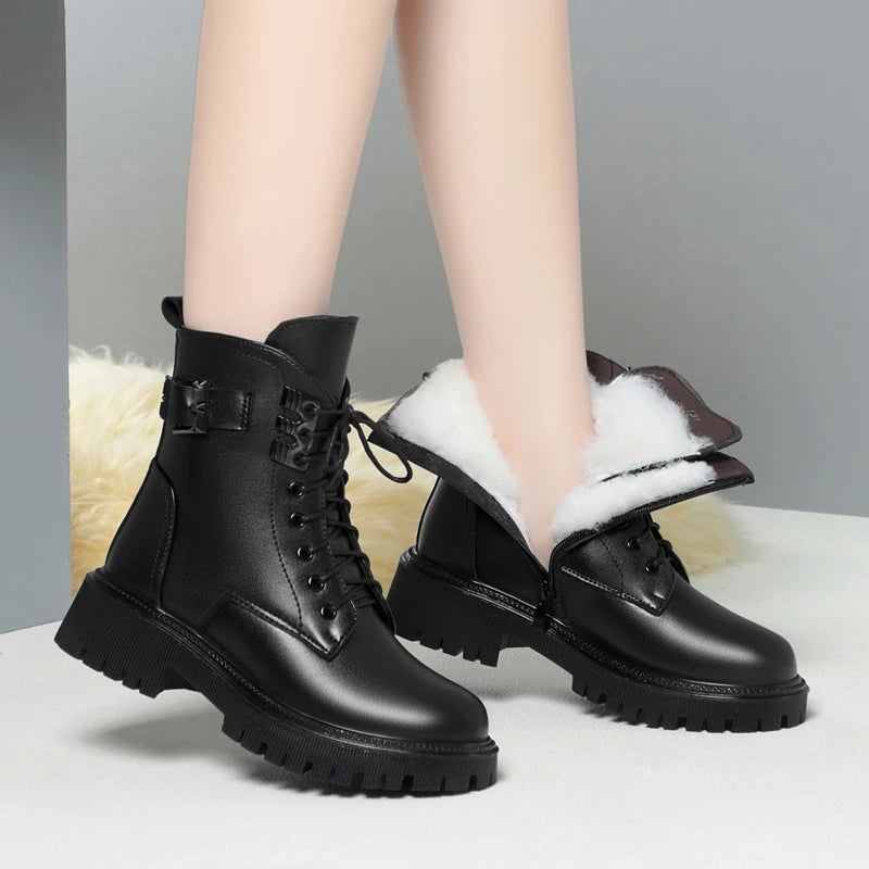 Winterstiefel schwarz mit Schnürung und Fellbesatz, breite Profilsohle für festen Halt