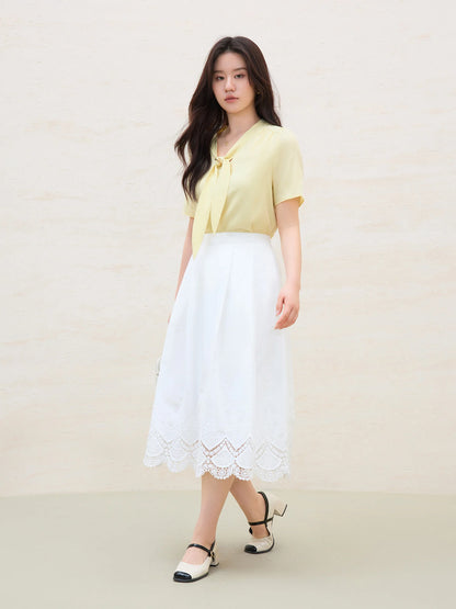 Damen-Sommer-Set mit weißer, bestickter Dreiviertelarm-Bluse und elastischem Taillen-Rock.
