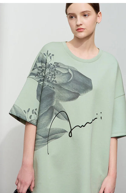 Damen T-Shirt mit lockerem O-Ausschnitt und Blumenmuster sowie Stickerei