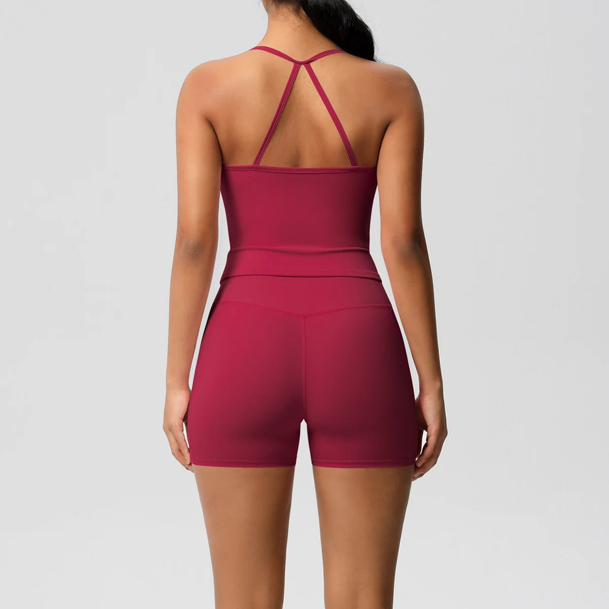Schlankes Damen-Sportset: Träger-Top und Shorts, weinrot, Rückansicht mit Kreuzträgern