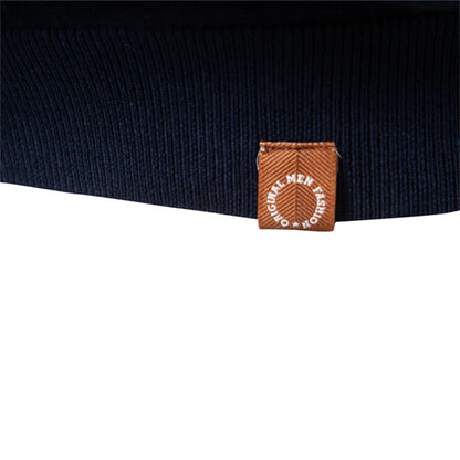 Saum eines dunkelblauen Herren T-Shirts mit eingenähter Marken-Label