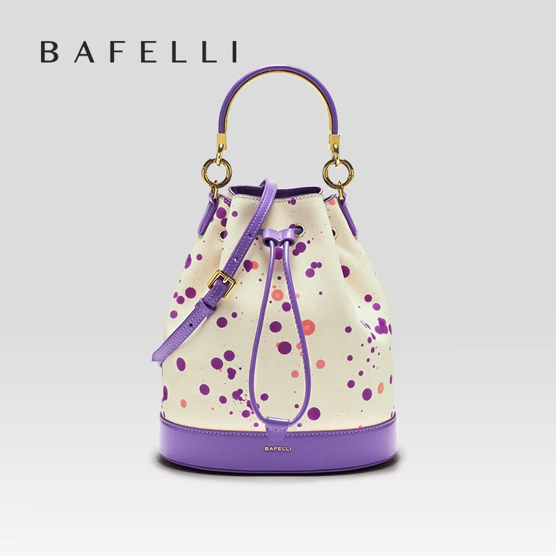 Damen-Handtasche aus Leder, cremefarben mit lila Griff, lila Punktmuster und Standboden
