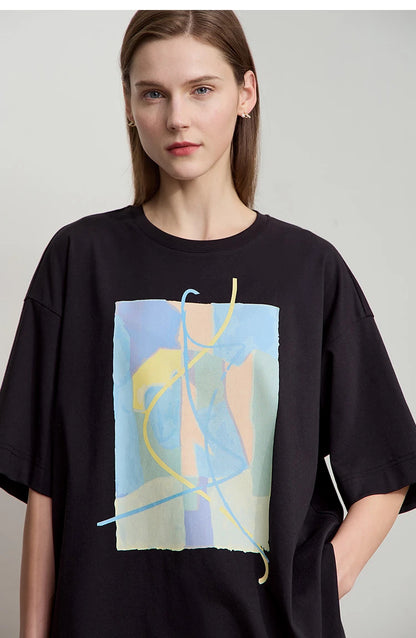Damen T-Shirt im minimalistischen Design mit unregelmäßigem Schnitt und abstraktem Druck