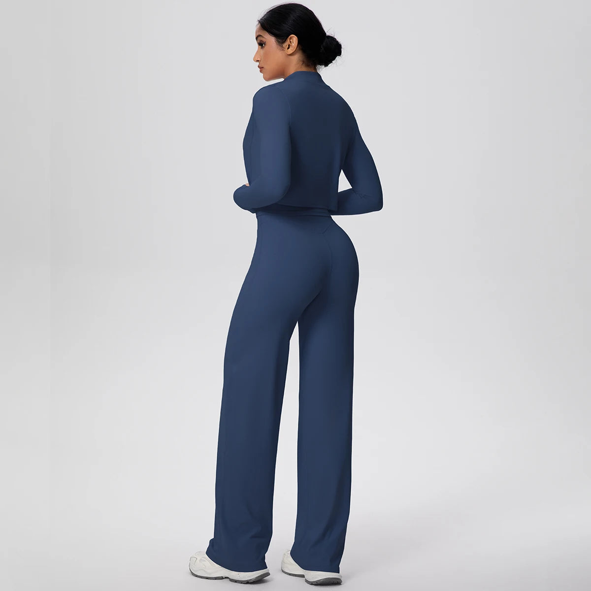 Sport-Set von hinten: kurzes Langarm-Jäckchen und lange weite Hose, navy