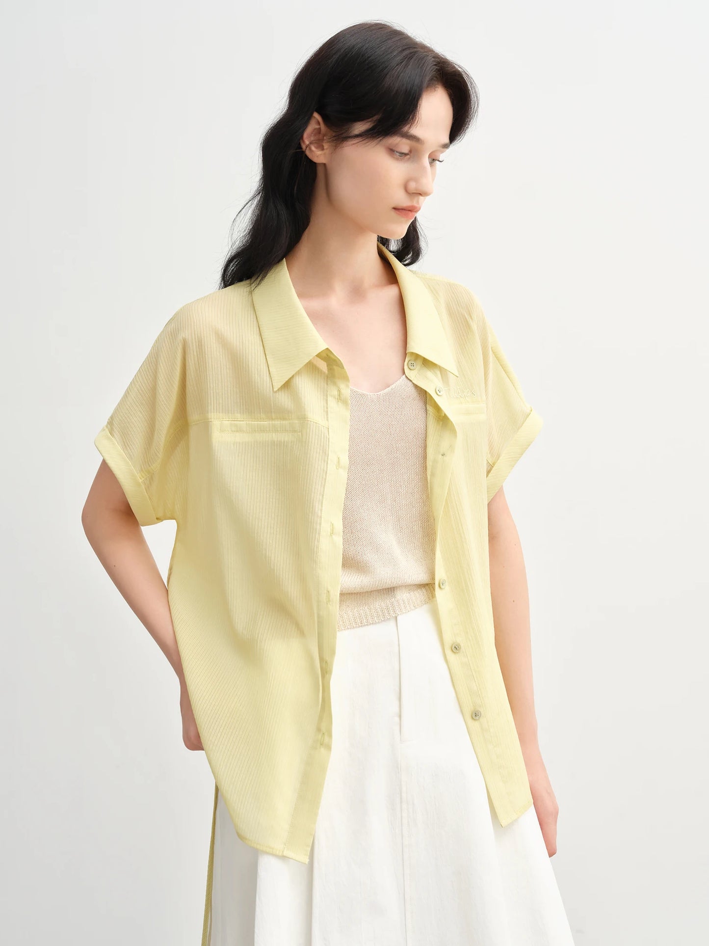 Sommerliches Damen-Shirt mit figurbetontem, künstlerischem Druck und einzigartigem Muster – lässig und schick.