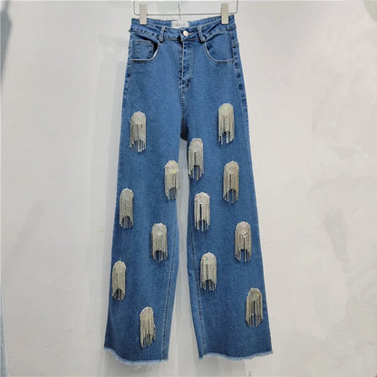 Zweiteiliges Damen-Set mit schulterfreiem Oberteil, langen Ärmeln und Schleifendetail sowie Patchwork-Rock mit Rüschen – elegant und modern.