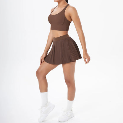 Yoga-Set für Frauen: braunes Crop-Top und plissierter Faltenrock
