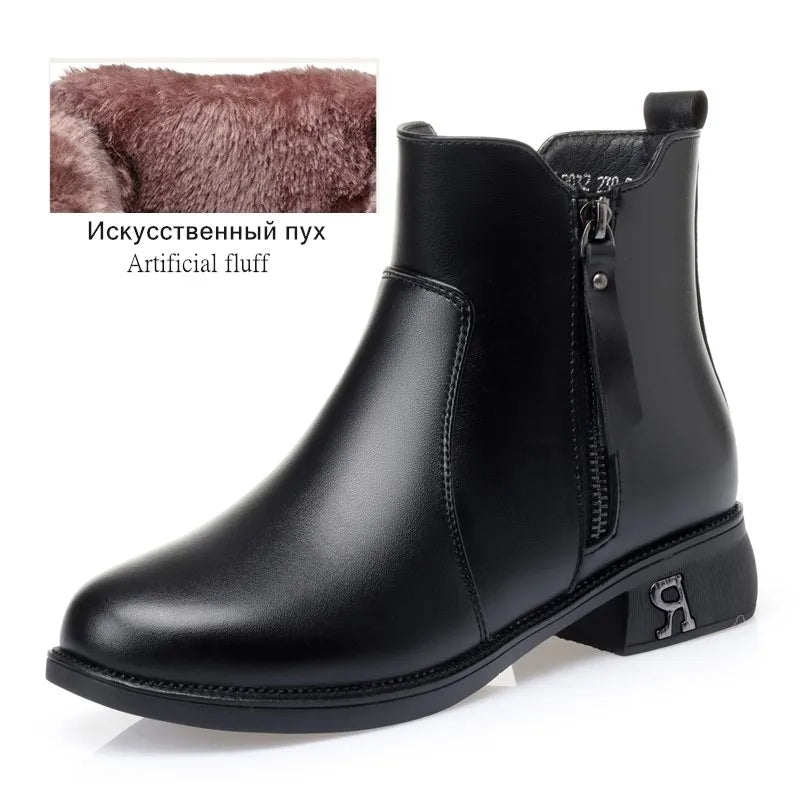 Schwarze Stiefelette mit voluminösem Fellbesatz und Reißverschluss am Schaft.