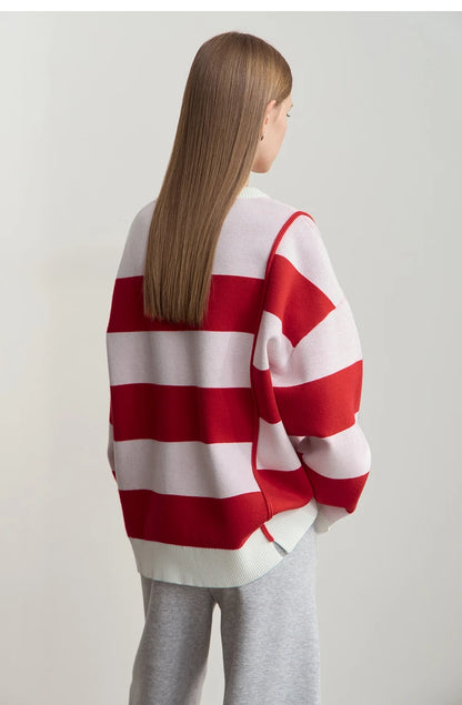 Locker geschnittener Pullover mit breiten roten und weißen Streifen, Ärmelansicht