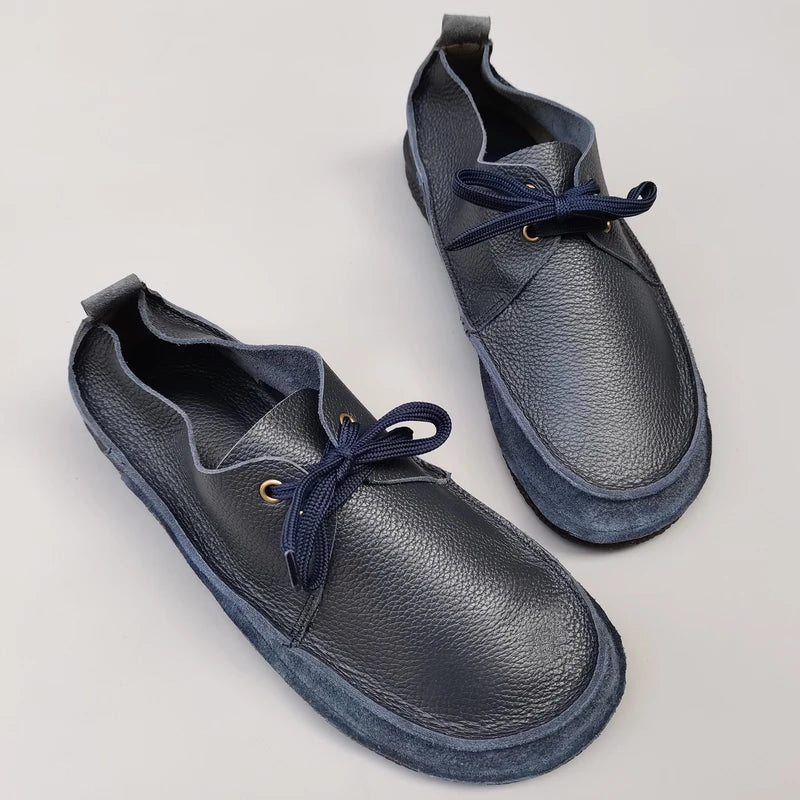 Paar leichte Herren-Schnürschuhe aus dunkelblauem Leder, runde Kappe, blaue Schnürung