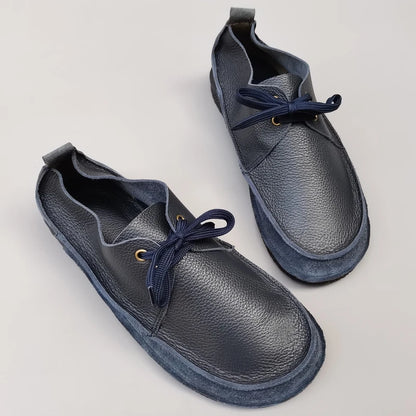 Paar leichte Herren-Schnürschuhe aus dunkelblauem Leder, runde Kappe, blaue Schnürung