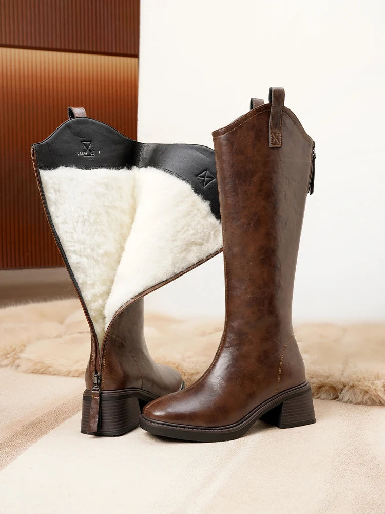 Braune lange Lederstiefel mit weitem Schaft und Filzfutter oben am Rand