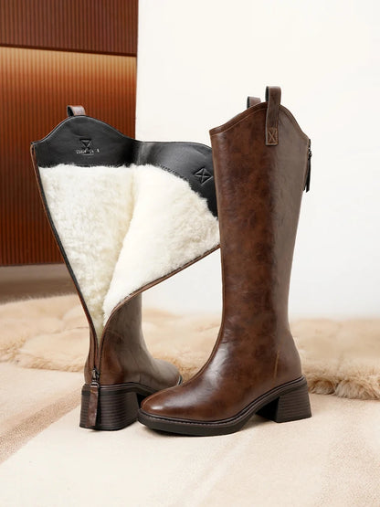 Braune lange Lederstiefel mit weitem Schaft und Filzfutter oben am Rand