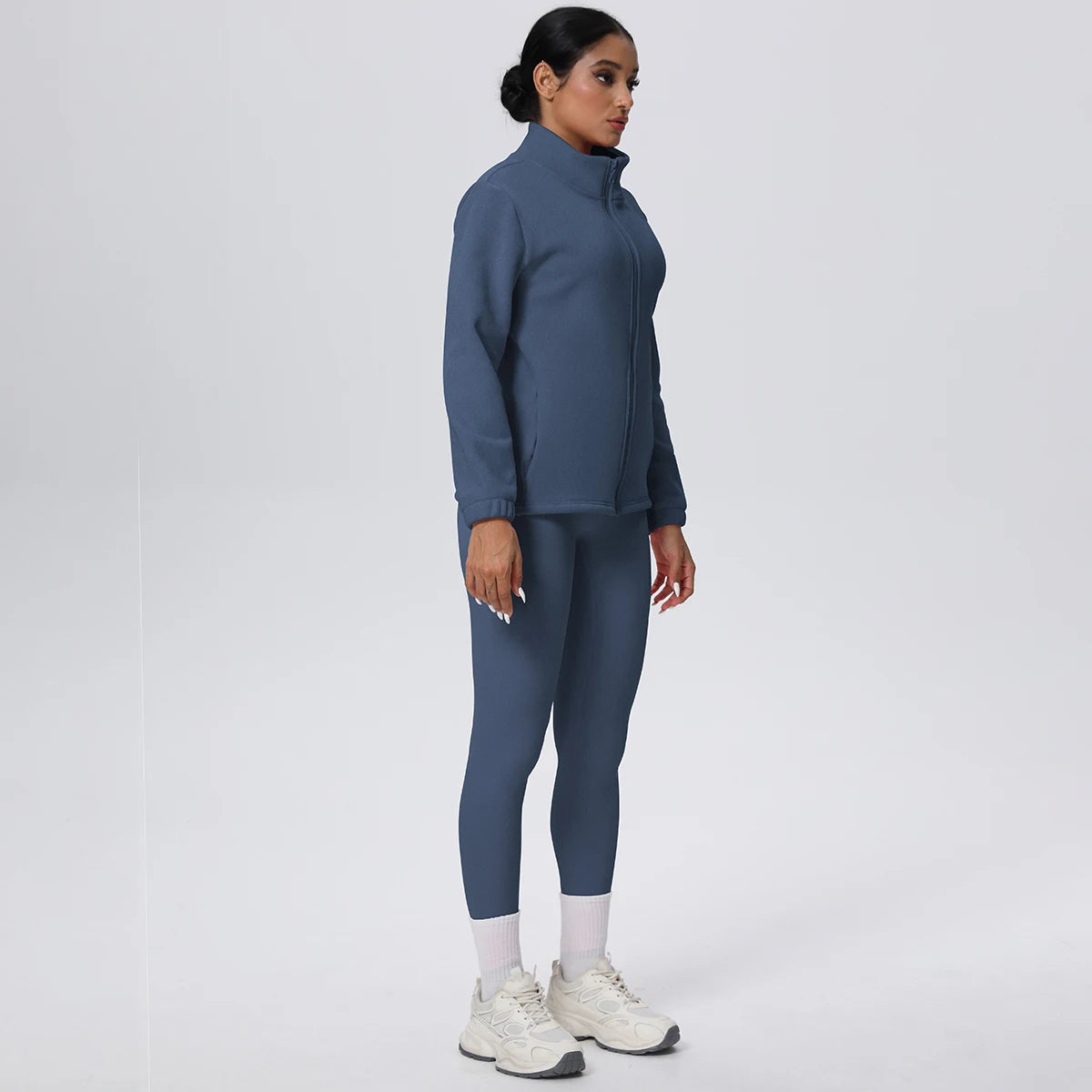 Damen-Yoga-Set mit Reißverschluss-Hoodie und Leggings, frontnahe Ansicht in blau