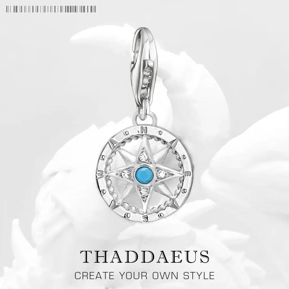 Kompass-Charm aus Sterlingsilber mit rundem Motiv und blauem Cabochon-Stein