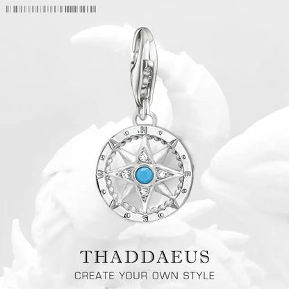 Kompass-Charm aus Sterlingsilber mit rundem Motiv und blauem Cabochon-Stein