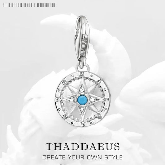 Kompass-Charm aus Sterlingsilber mit rundem Motiv und blauem Cabochon-Stein