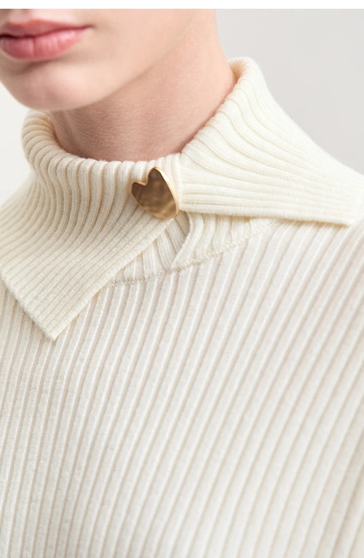 Nahaufnahme Damen-Strickpullover: gerippter Stehkragen und Knopf aus Metall, cremefarben