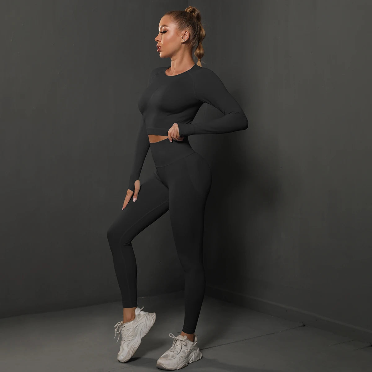 Nahtloses Yoga-Set in Schwarz: langärmeliges Crop-Top und High-Waist Leggings, Stretch