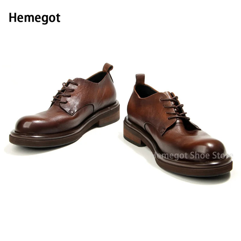 Herren-Lederschuhe, braun, seitliche Ansicht mit Schnürung und dicker Profilsohle
