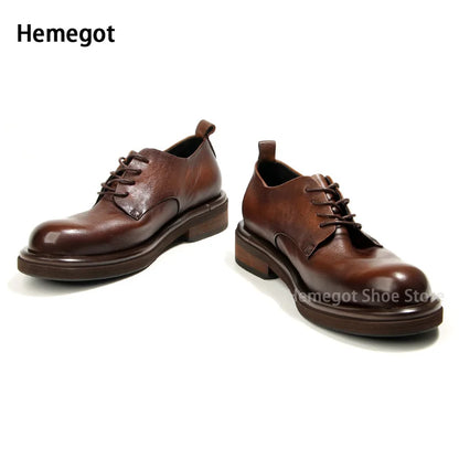 Herren-Lederschuhe, braun, seitliche Ansicht mit Schnürung und dicker Profilsohle