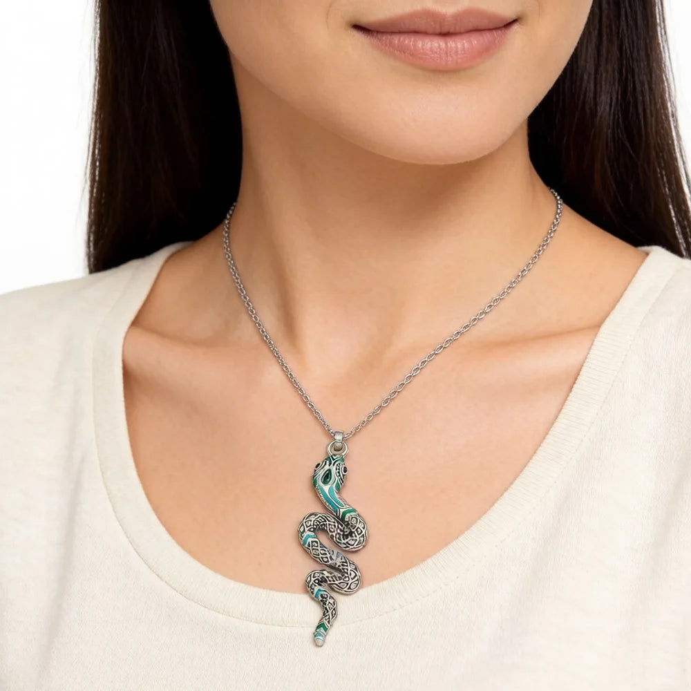 Schlangenantender an feiner Silberkette mit türkisfarbenen Einsätzen, am Ausschnitt