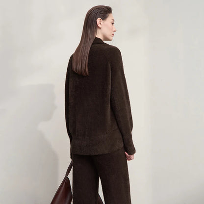 Brauner Oversize-Pullover mit Stehkragen und langen Ärmeln, Rückansicht