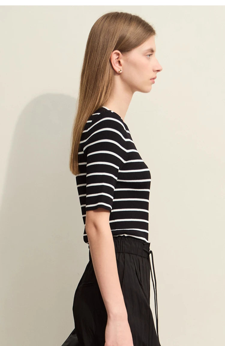 Damen gestreiftes Hemd mit Rundhals und schöner Stickerei für den Sommer