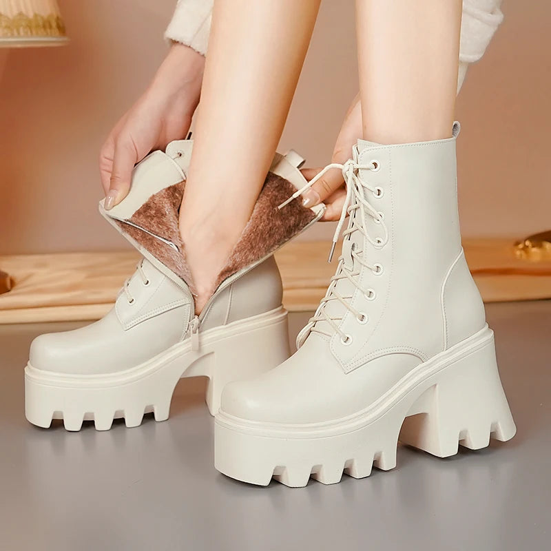 Damen-Winterstiefel in Beige/Weiß, Schnürung, Innenfutter sichtbar beim Aufklappen